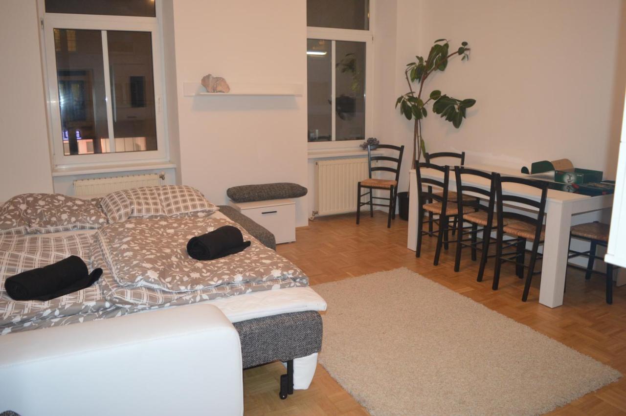 Nette Altbauwohnung Nur 10 Min Von Der City Vienna Esterno foto